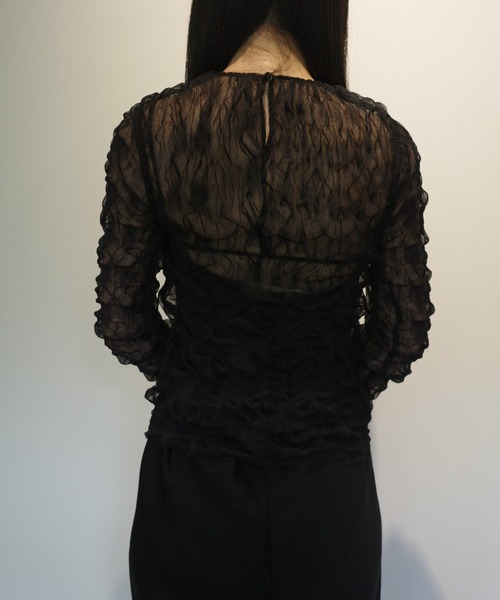 CLANE(クラネ)の「CLANE CRINKLED PLEAT SHEER TULLE TOPS(その他トップス・レディース・ブラック/オフホワイト・1/2)」の6枚目の写真
