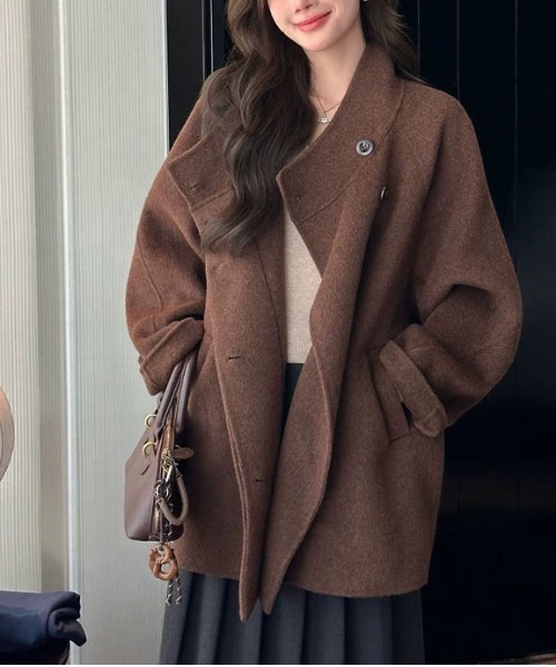 &soiree(アンドソワレ)の「スタンドカラールーズシルエットコート(その他アウター・レディース・ブラウン・SMALL/MEDIUM)」の2枚目の写真