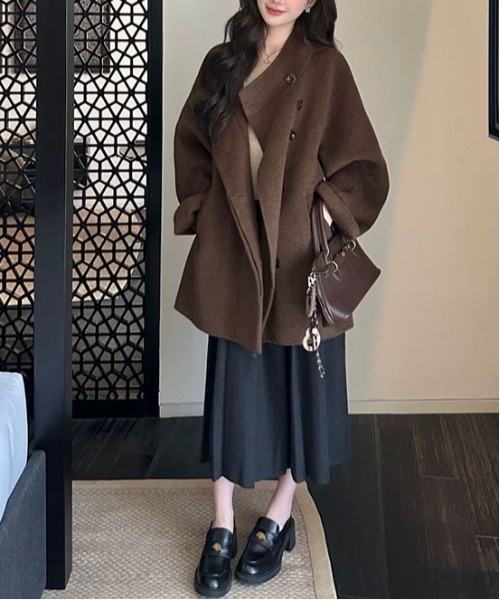 &soiree(アンドソワレ)の「スタンドカラールーズシルエットコート(その他アウター・レディース・ブラウン・SMALL/MEDIUM)」の5枚目の写真