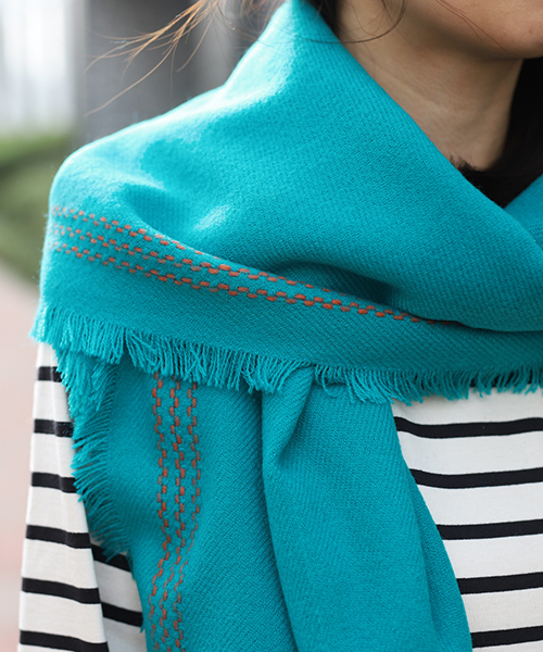 チチカカ(チチカカ)の「ライン入り無地ストール(ストール/ショール・レディース・グレー/ターコイズブルー/チャコールグレー・FREE)」の8枚目の写真