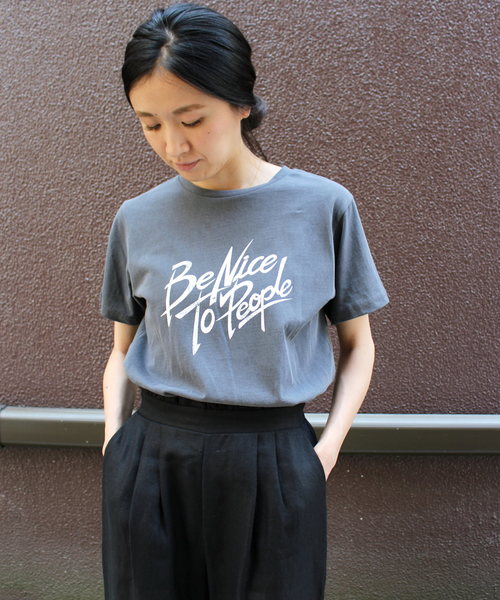 ottilie(オティーリエ)の「Be Nice To Peaple プリントTシャツ(Tシャツ/カットソー・レディース・オフホワイト/ブラック/チャコールグレー・FREE)」の3枚目の写真