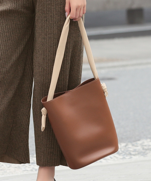 Ninarobe(ニーナローブ)の「長バケツ型2wayハンド&ショルダーバッグ(ショルダーバッグ)」|ブラウン