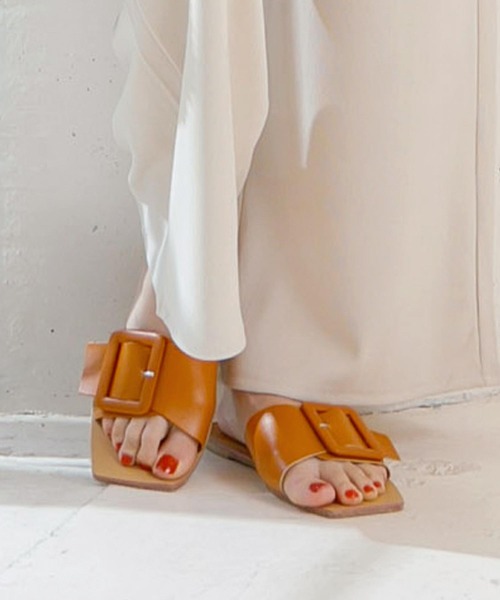 KOBE LETTUCE（コウベレタス）の「スクエアトゥBIGバックルワンベルトサンダル（サンダル・レディース・ブラック/ゴールド/その他/キャメル/ライトベージュ/パイソン・S/M/L）」の4枚目の写真