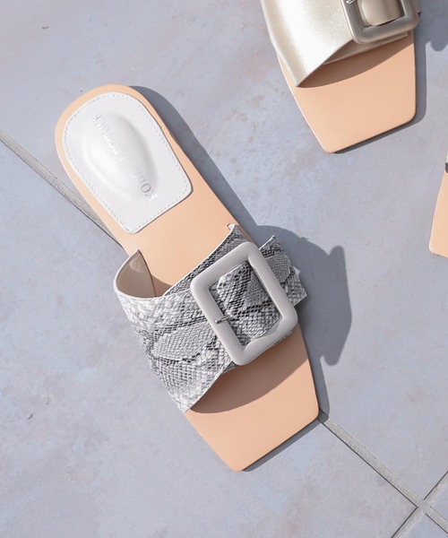 KOBE LETTUCE（コウベレタス）の「スクエアトゥBIGバックルワンベルトサンダル（サンダル・レディース・ブラック/ゴールド/その他/キャメル/ライトベージュ/パイソン・S/M/L）」の6枚目の写真