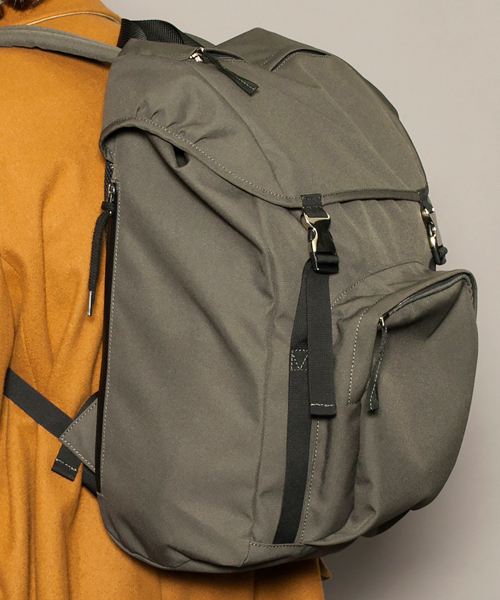 BEAUTY&YOUTH UNITED ARROWS（ビューティーアンドユースユナイテッドアローズ）の「BY ∴ ダブル フラップ ディパック/リュック §◆（バックパック/リュック・メンズ・ブラック/オリーブ/ネイビー・ﾌﾘ-）」の2枚目の写真