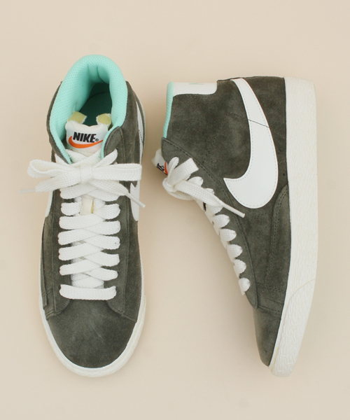 NIKE（ナイキ）の「◆[ナイキ]NIKE ブレ-ザー スニーカー（スニーカー・レディース・オリーブ/ライトグレー・24.5cm/22.5cm/23.5cm/25cm/23cm/24cm）」の2枚目の写真