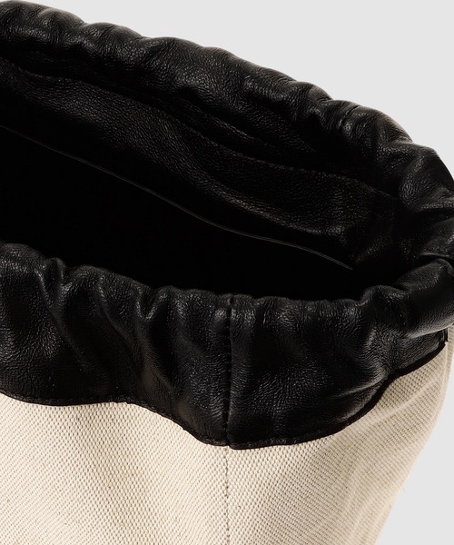 JIL SANDER（ジルサンダー）の「DRAWSTRING SM CROSSBODY（ショルダーバッグ・レディース・オフホワイト・U）」の2枚目の写真