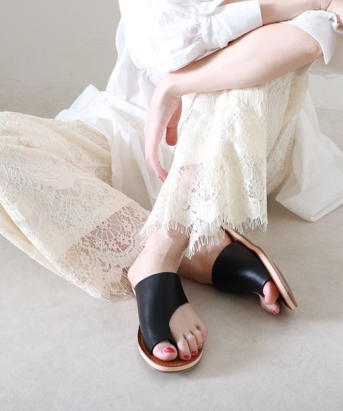 Cheek（チーク）の「【オンライン限定】トングフラットサンダル（サンダル・レディース・ブラック/ベージュ・MEDIUM/SMALL/LARGE）」の2枚目の写真