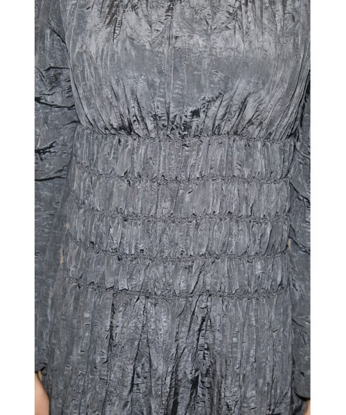THROW by SLY（スローバイスライ）の「THROW BACK OPEN WRINKLE DRESS バックオープン ドレス（ワンピース・レディース・ベージュ/グレー・1/2）」の7枚目の写真