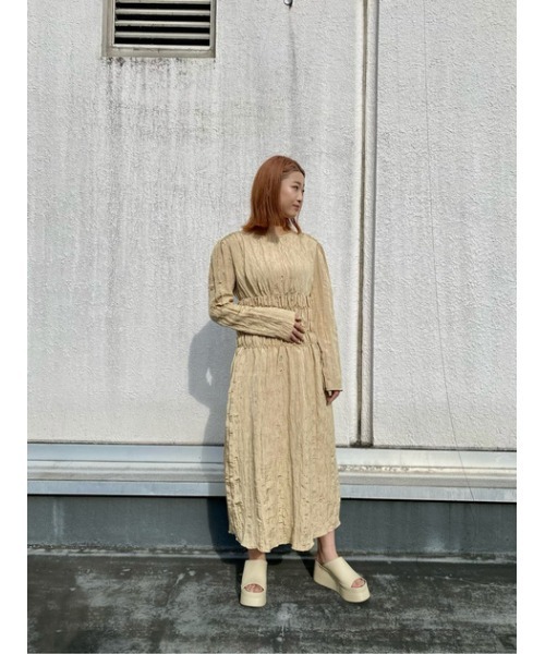 THROW by SLY（スローバイスライ）の「THROW BACK OPEN WRINKLE DRESS バックオープン ドレス（ワンピース・レディース・ベージュ/グレー・1/2）」の19枚目の写真