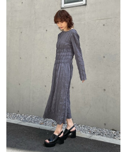 THROW by SLY（スローバイスライ）の「THROW BACK OPEN WRINKLE DRESS バックオープン ドレス（ワンピース・レディース・ベージュ/グレー・1/2）」の10枚目の写真