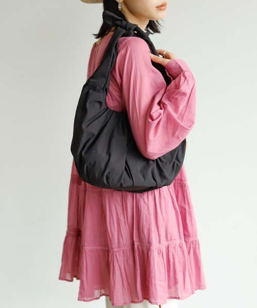 Birthday room(バースデイルーム)の「リボン結びムーンハンドバッグ(ハンドバッグ・レディース・ホワイト/ブラック/イエロー・FREE)」の1枚目の写真