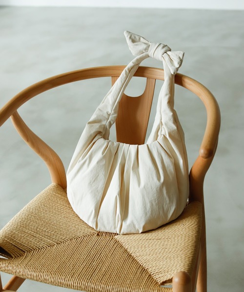 Birthday room(バースデイルーム)の「リボン結びムーンハンドバッグ(ハンドバッグ・レディース・ホワイト/ブラック/イエロー・FREE)」の15枚目の写真