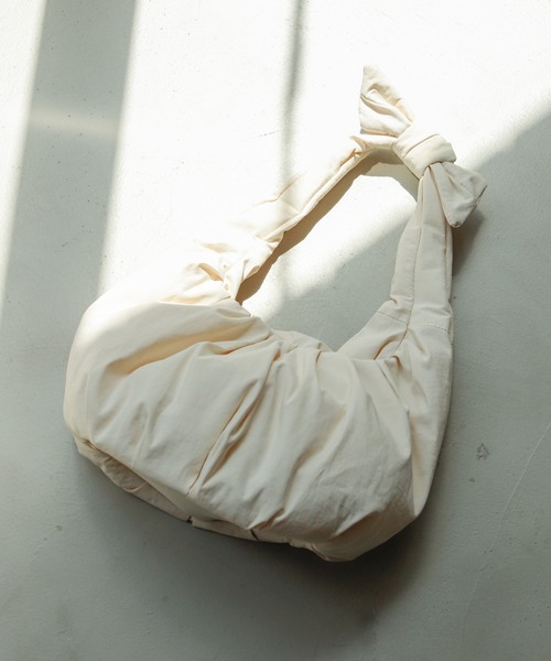 Birthday room(バースデイルーム)の「リボン結びムーンハンドバッグ(ハンドバッグ・レディース・ホワイト/ブラック/イエロー・FREE)」の9枚目の写真