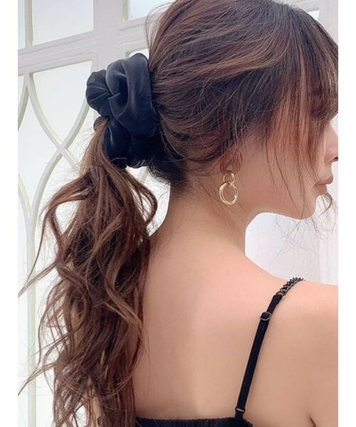 RESEXXY（リゼクシー）の「シャイニーボリュームシュシュ（シュシュ・レディース・ブラック/ベージュ/ピンク・FREE）」の2枚目の写真