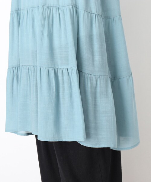 SHOO・LA・RUE（シューラルー）の「◆フリルティアードブラウス（シャツ/ブラウス・レディース・オフホワイト/ブラック/ライトブルー・02/03/04）」の10枚目の写真