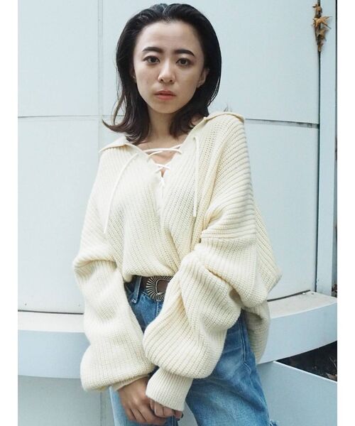 EVRIS（エヴリス）の「レースアップオープンカラーニット（ニット/セーター・レディース・ブラック/ベージュ/アイボリー・FREE）」の2枚目の写真