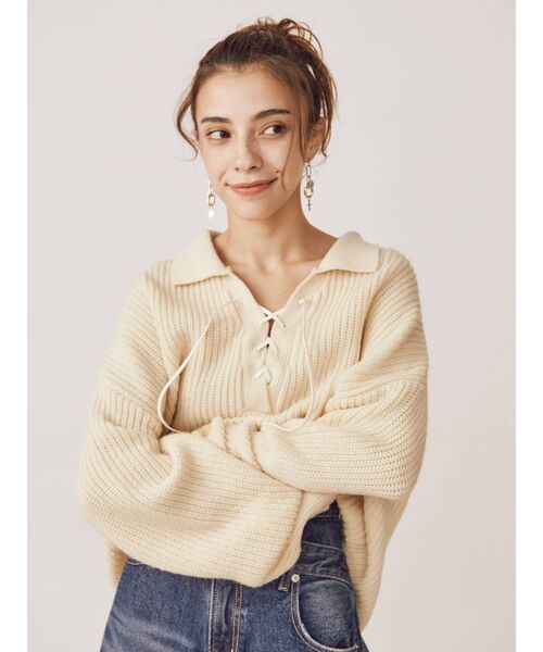 EVRIS（エヴリス）の「レースアップオープンカラーニット（ニット/セーター・レディース・ブラック/ベージュ/アイボリー・FREE）」の4枚目の写真