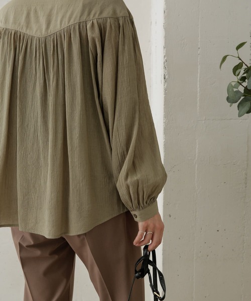 URBAN RESEARCH DOORS（アーバンリサーチドアーズ）の「切り替えギャザーブラウス（シャツ/ブラウス・レディース・ブラック系その他/キャメル/カーキ・ONE）」の14枚目の写真