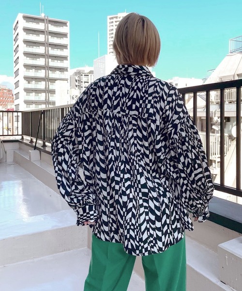 PAGEBOY(ページボーイ)の「ジオメトリックBIGシャツ(シャツ/ブラウス・レディース・グリーン/ブラック・FREE)」の4枚目の写真
