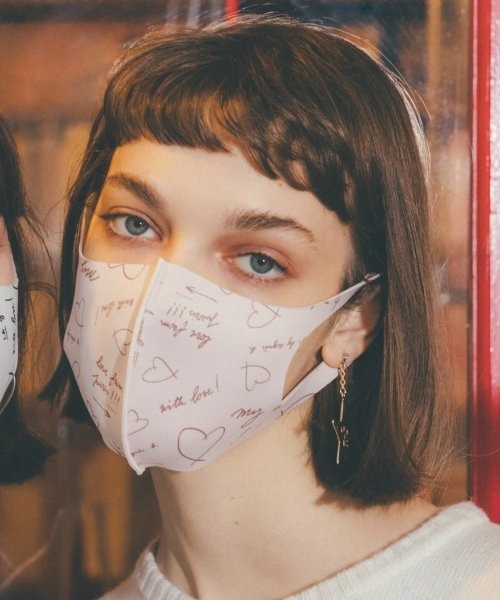 To b. by agnes b.(トゥービーバイアニエスベー)の「WQ92 MASK メッセージパターンファッションマスク(マスク・レディース・ピンク・UNI)」の1枚目の写真