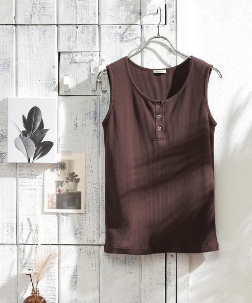 Honeys（ハニーズ）の「ボタン使いタンク（タンクトップ・レディース・ラベンダー/ホワイト/ブラック/ブルー系その他/ベージュ/スミクロ/グリーン/ブラウン・M/L/S）」の4枚目の写真