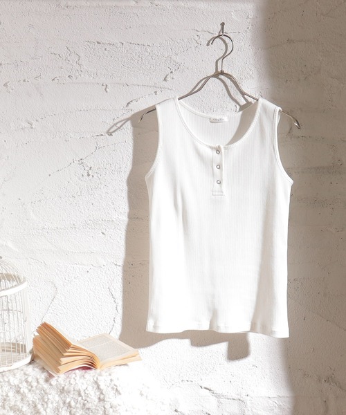 Honeys（ハニーズ）の「ボタン使いタンク（タンクトップ・レディース・ラベンダー/ホワイト/ブラック/ブルー系その他/ベージュ/スミクロ/グリーン/ブラウン・M/L/S）」の2枚目の写真