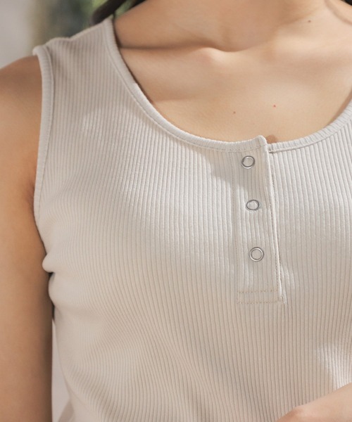 Honeys（ハニーズ）の「ボタン使いタンク（タンクトップ・レディース・ラベンダー/ホワイト/ブラック/ブルー系その他/ベージュ/スミクロ/グリーン/ブラウン・M/L/S）」の14枚目の写真
