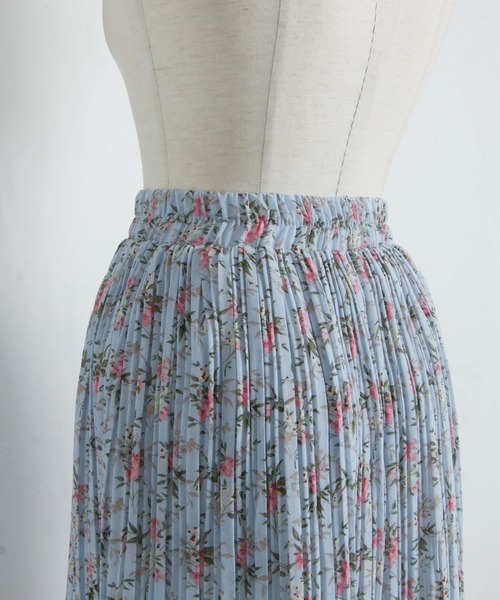 tocco closet（トッコ　クローゼット）の「フラワープリントプリーツフレアスカート（スカート・レディース・ホワイト/サックスブルー・M）」の8枚目の写真