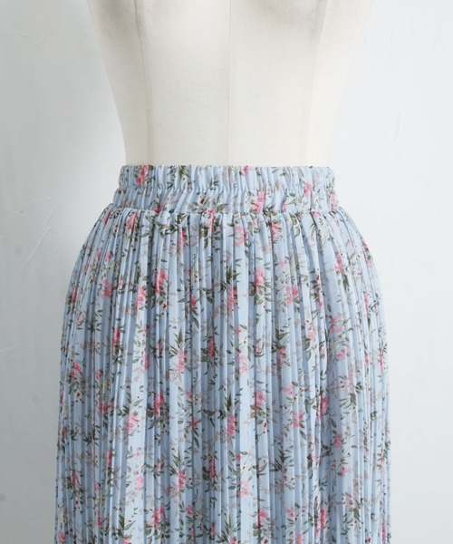 tocco closet（トッコ　クローゼット）の「フラワープリントプリーツフレアスカート（スカート・レディース・ホワイト/サックスブルー・M）」の14枚目の写真