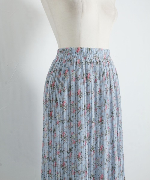 tocco closet（トッコ　クローゼット）の「フラワープリントプリーツフレアスカート（スカート・レディース・ホワイト/サックスブルー・M）」の16枚目の写真