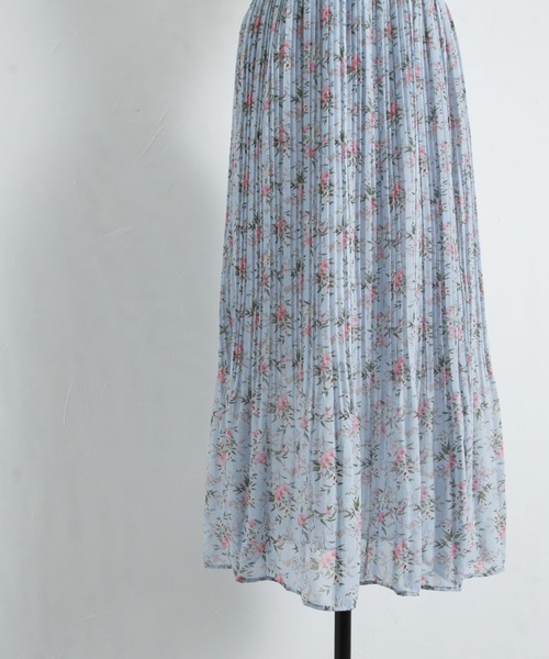 tocco closet（トッコ　クローゼット）の「フラワープリントプリーツフレアスカート（スカート・レディース・ホワイト/サックスブルー・M）」の10枚目の写真
