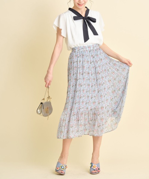 tocco closet（トッコ　クローゼット）の「フラワープリントプリーツフレアスカート（スカート・レディース・ホワイト/サックスブルー・M）」の13枚目の写真
