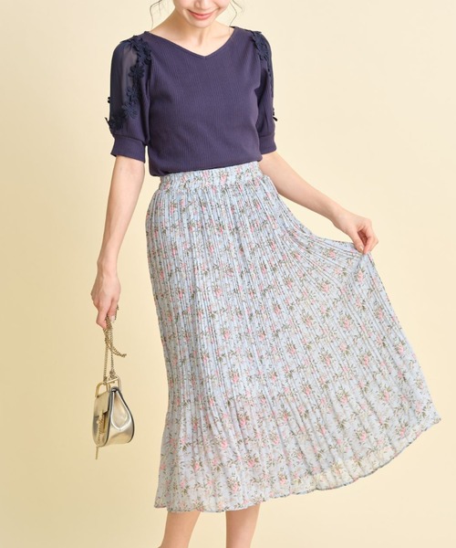 tocco closet（トッコ　クローゼット）の「フラワープリントプリーツフレアスカート（スカート・レディース・ホワイト/サックスブルー・M）」の9枚目の写真