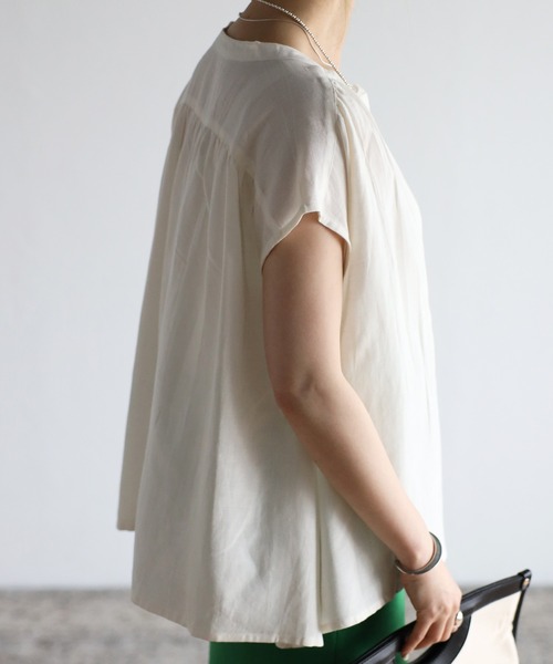 Fizz(フィズ)の「【Fizz/フィズ】 綿麻ミックス スタンドカラーノースリーブギャザーブラウス(シャツ/ブラウス・レディース・ベージュ/カーキ/チャコール/キナリ・M)」の16枚目の写真