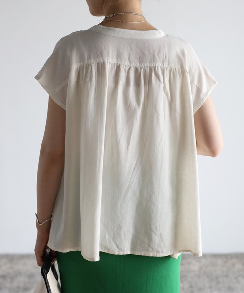 Fizz(フィズ)の「【Fizz/フィズ】 綿麻ミックス スタンドカラーノースリーブギャザーブラウス(シャツ/ブラウス・レディース・ベージュ/カーキ/チャコール/キナリ・M)」の6枚目の写真