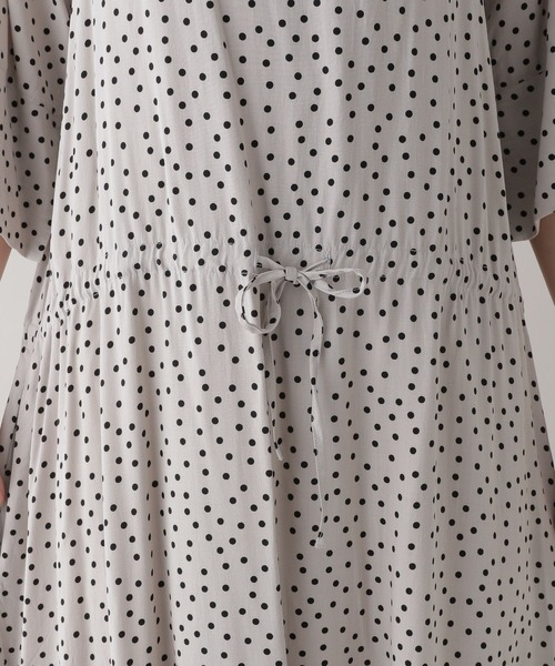 studio CLIP（スタディオクリップ）の「《Natural by studio CLIP》レーヨンドットドロストワンピース（ワンピース・レディース・ブラック/ライトグレー・FREE）」の4枚目の写真