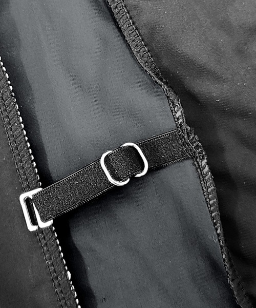 TeddyShop（テディショップ）の「レディース水着 半袖サイドラインラッシュガード+ショートパンツ+シムキャップ 3点セット（水着・レディース・ダークグレー・LL/S/M/L）」の2枚目の写真