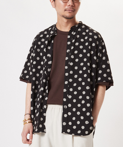 EDIFICE LA BOUCLE（エディフィスラブークル）の「【LA BOUCLE / ラブークル】バンドカラー パターン 半袖シャツ（シャツ/ブラウス・メンズ・ブラックミックス/ブラック×ブラック/ブラック系その他・1/2/3）」の2枚目の写真