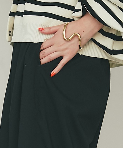 un dix cors（アンディコール）の「コーディネートのワンポイントに　ナミラインバングル（バングル/リストバンド・レディース・シルバー/ゴールド・FREE）」の2枚目の写真