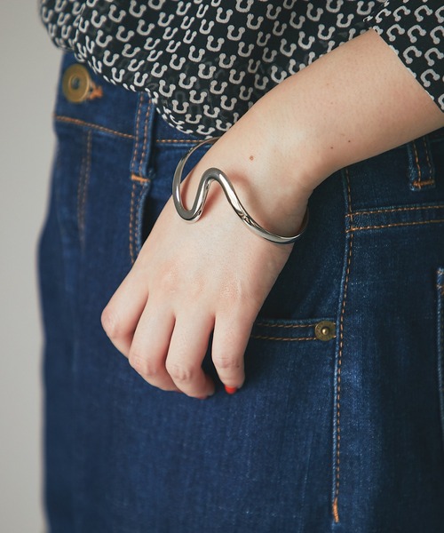 un dix cors（アンディコール）の「コーディネートのワンポイントに　ナミラインバングル（バングル/リストバンド・レディース・シルバー/ゴールド・FREE）」の11枚目の写真