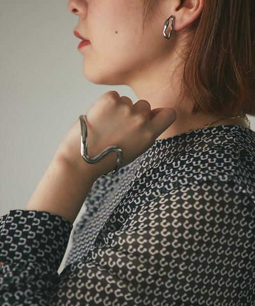 un dix cors（アンディコール）の「コーディネートのワンポイントに　ナミラインバングル（バングル/リストバンド・レディース・シルバー/ゴールド・FREE）」の13枚目の写真