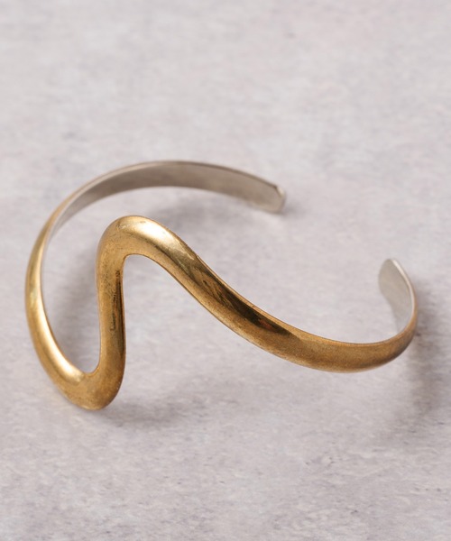 un dix cors（アンディコール）の「コーディネートのワンポイントに　ナミラインバングル（バングル/リストバンド・レディース・シルバー/ゴールド・FREE）」の19枚目の写真