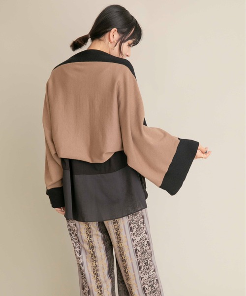 Eimee Law（エイミーロウ）の「トリミング金ボタン2WAYニット（カーディガン/ボレロ・レディース・ライトブラウン/チャコールグレー/グレイッシュベージュ・38）」の5枚目の写真