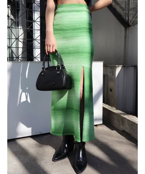 EMODA（エモダ）の「グラデーションスリットマキシスカート（スカート・レディース・グリーン/ブルー/ブラック・FREE）」の4枚目の写真