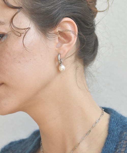 LHME（エルエイチエムイー）の「LHME チャンキーパールフープピアス/サージカルステンレス316L（金属アレルギー対応）（ピアス（両耳用）・レディース・シルバー/ゴールド・ONE SIZE）」の9枚目の写真