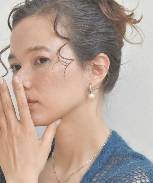 LHME（エルエイチエムイー）の「LHME チャンキーパールフープピアス/サージカルステンレス316L（金属アレルギー対応）（ピアス（両耳用）・レディース・シルバー/ゴールド・ONE SIZE）」の3枚目の写真