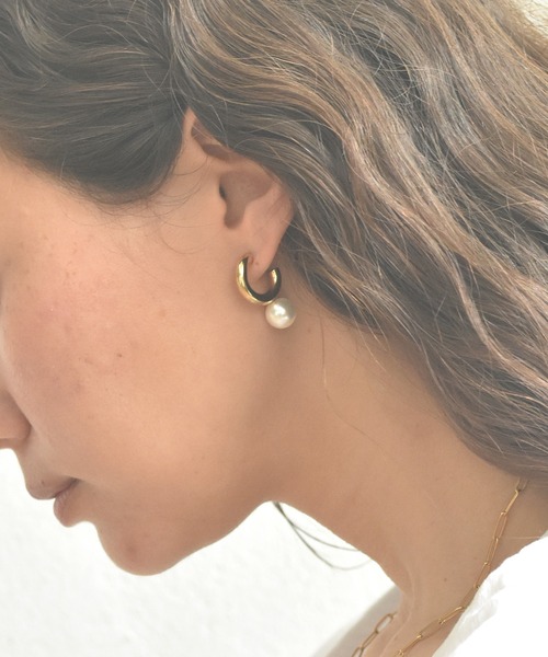 LHME（エルエイチエムイー）の「LHME チャンキーパールフープピアス/サージカルステンレス316L（金属アレルギー対応）（ピアス（両耳用）・レディース・シルバー/ゴールド・ONE SIZE）」の5枚目の写真