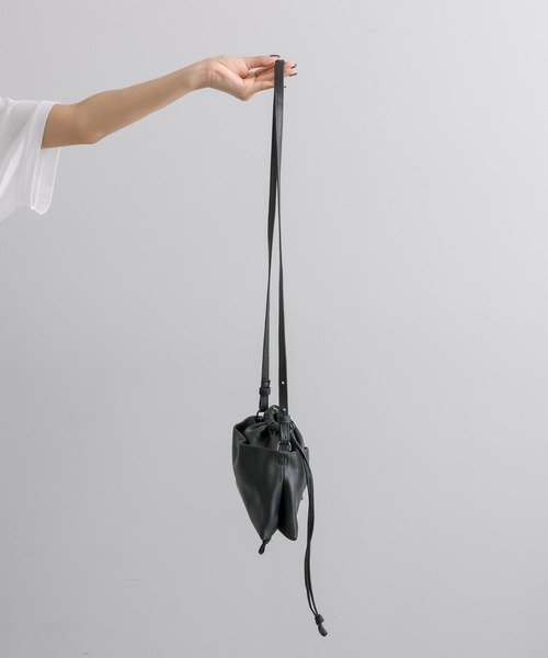 極美品✨イアパピヨネ　型押しエレファント巾着ショルダーバッグ　牛革　2way 黒 ear PAPILLONNER（イアパピヨネ）の「《牛革》型押し