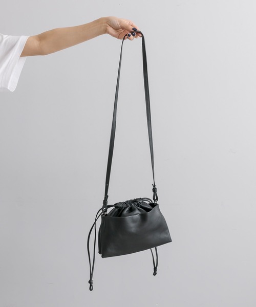 ear PAPILLONNER(イアパピヨネ)の「《牛革》型押しエレファント巾着ショルダーバッグ(ショルダーバッグ・レディース・ベージュ/ブラック・FREE)」の20枚目の写真